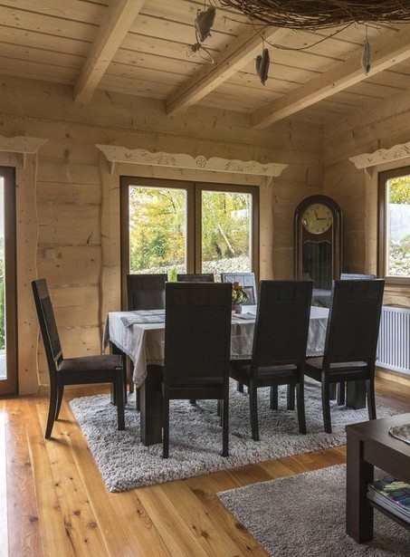 Hochwertiges Holz-Fenster im gemütlichen Esszimmer mit natürlichem Ambiente – nachhaltig, energiesparend und mit wärmerer Ausstrahlung“
