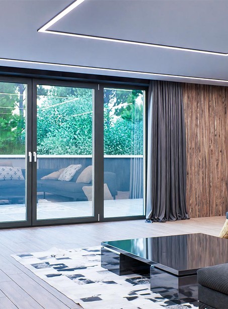 Modernes Kunststoff-Fenster mit 3-fach Verglasung und Schiebetür in elegantem Wohnraum – pflegeleicht, wärmedämmend und sicher